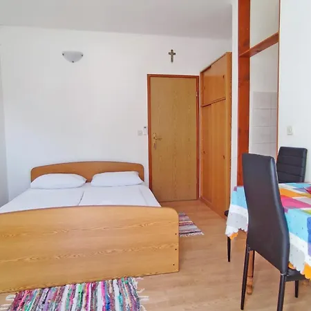 Roic Apartment *